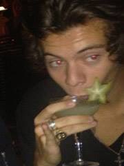 larrie02's tweet photo. Todos creyendo que este fandom estaba “muerto” ja #OneDirectionBestFans https://t.co/GS3phfNsd6