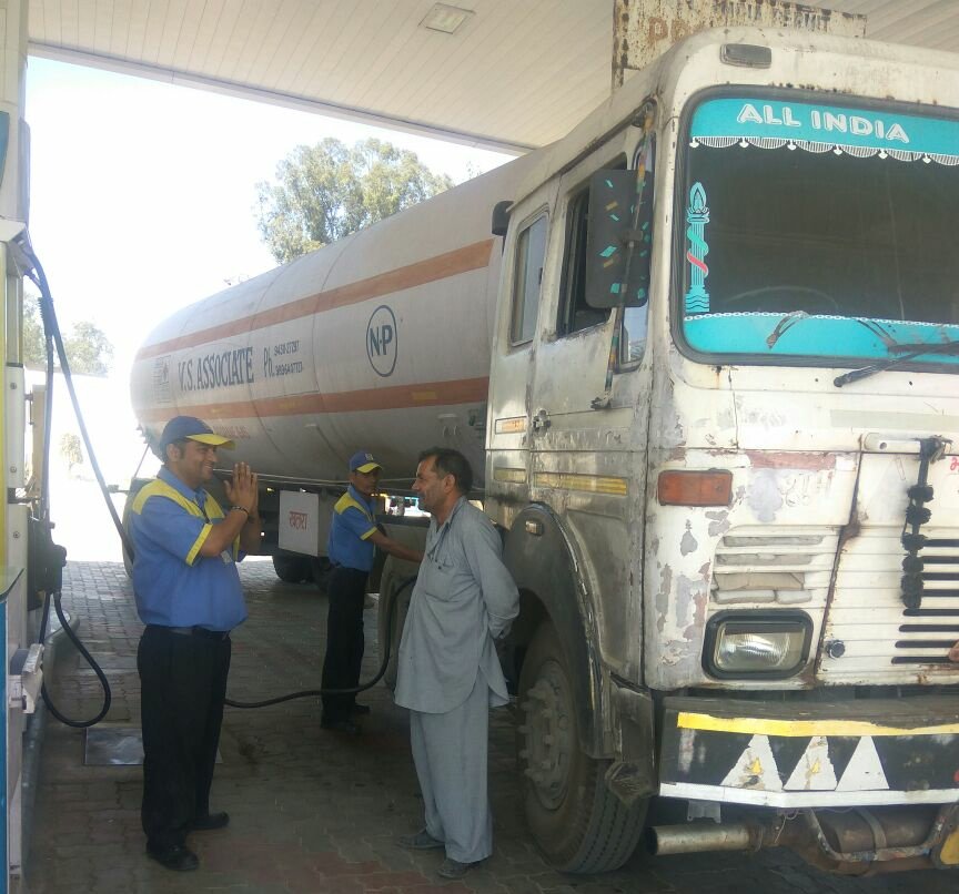 BpMathura's tweet photo. 'Namaste' means "my soul honors your soul" 🙏
@BpMathura our customers are greeted with warm 'Namaste'🙏 &amp; a smile😊 irrespective of shapes, sizes &amp; brand of vehicles.🚐🚑🚕🚜🚛🚙🚗
Welcome @BpMathura ⛽️ https://t.co/0CWmTE5bSy