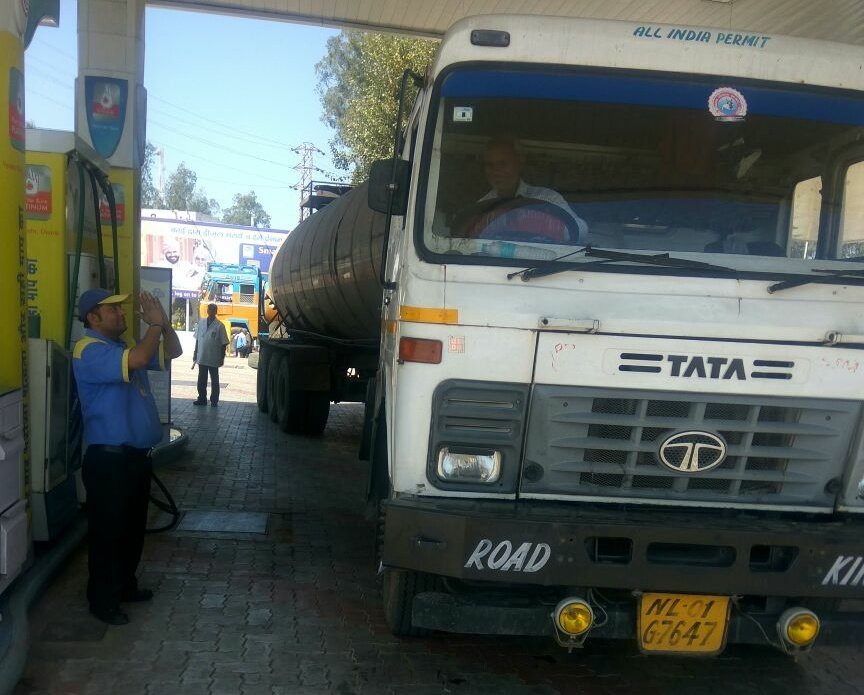 BpMathura's tweet photo. 'Namaste' means "my soul honors your soul" 🙏
@BpMathura our customers are greeted with warm 'Namaste'🙏 &amp; a smile😊 irrespective of shapes, sizes &amp; brand of vehicles.🚐🚑🚕🚜🚛🚙🚗
Welcome @BpMathura ⛽️ https://t.co/0CWmTE5bSy