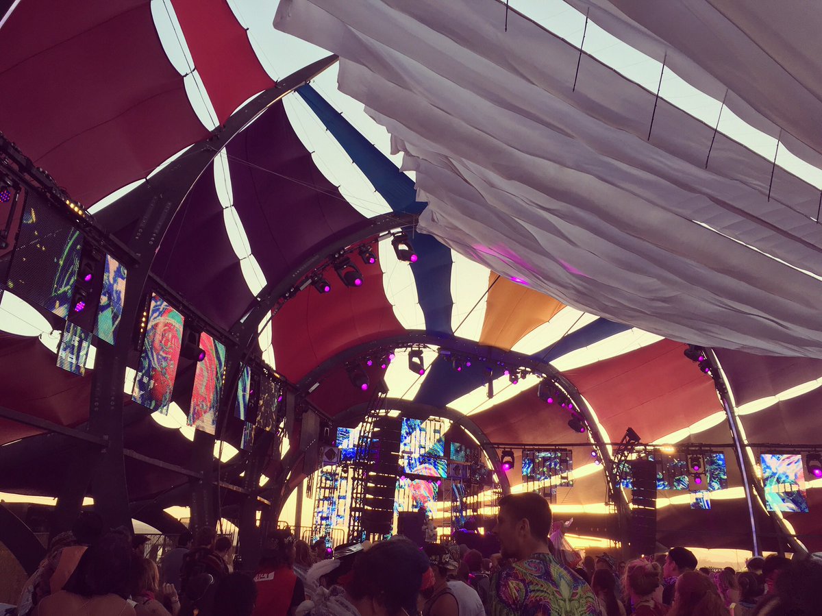 ericakline_'s tweet photo. @LIBfestival 💖🌙 #LIB2017 https://t.co/fP94yiTkNZ