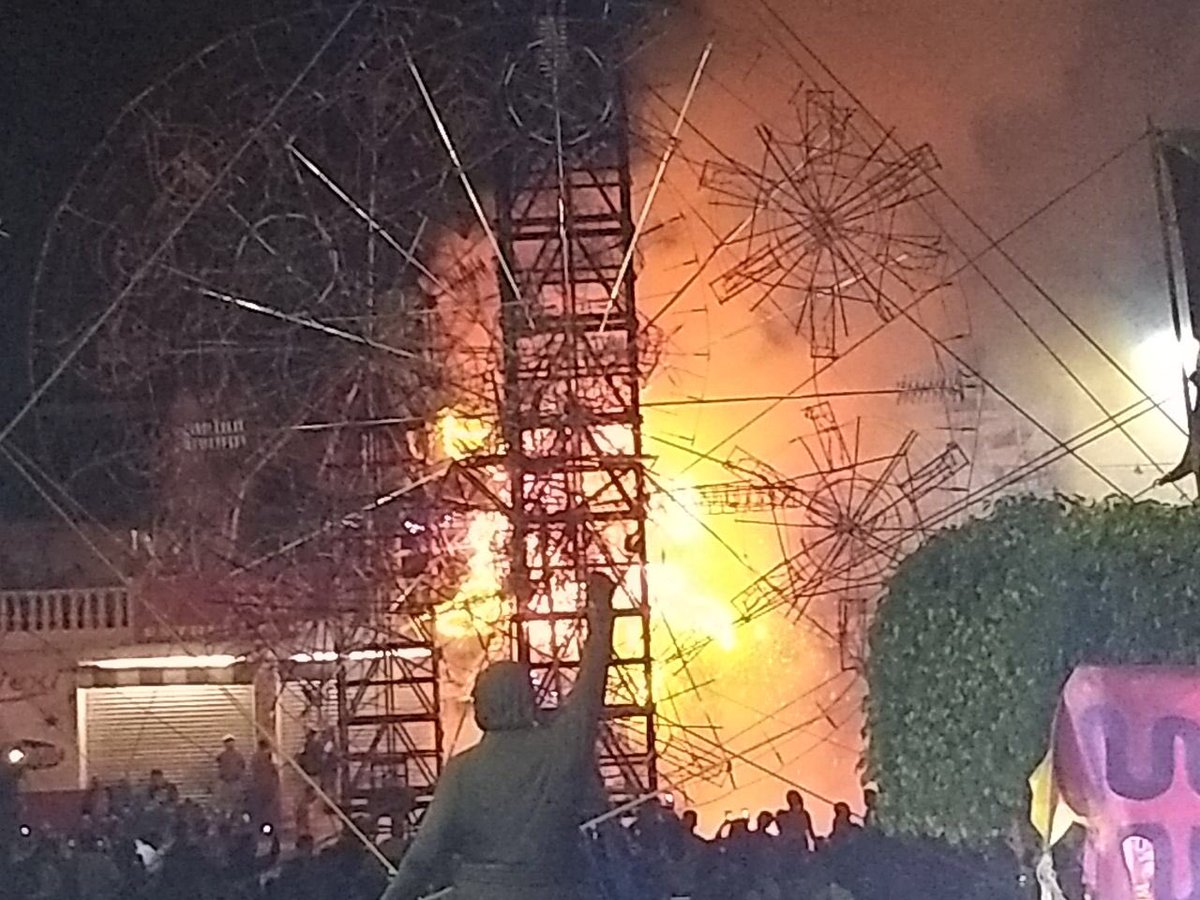 IMEPI_Edomex's tweet photo. Una de las etapas atractivas que viven los pirotécnicos dentro del 1er. Congreso Latinoamericano de Pirotécnicos es disfrutar del arte y tradición de los pirotécnicos Mexiquenses, en la Feria Internacional de la Pirotecnia en el Municipio de Tultepec #Edoméx
#CONLAPI
#IMEPI https://t.co/b8UGi23YIj