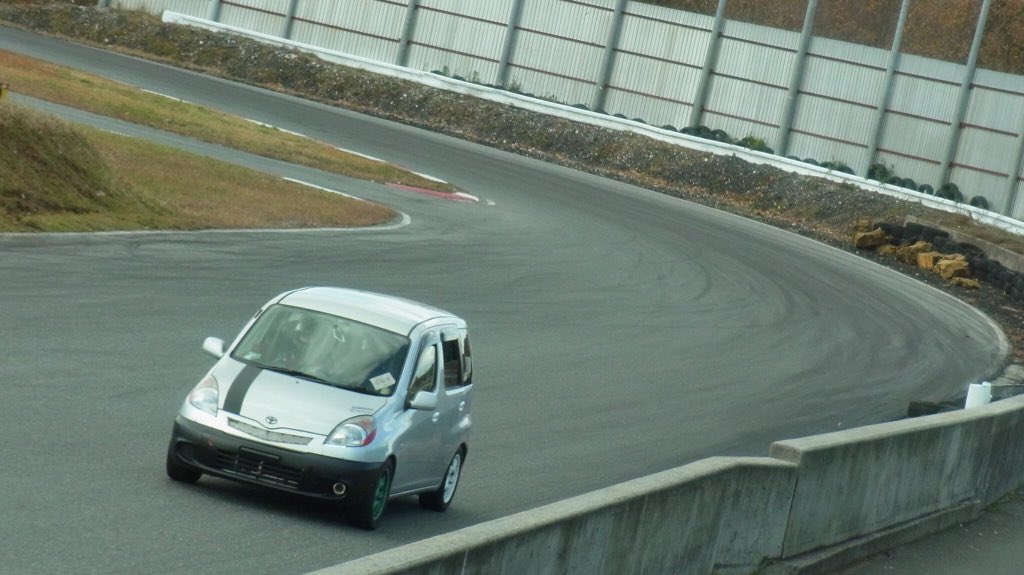 とまと わーくす 𝑴 𝑹 𝑺 ワイ 大学生やでー車欲しいやでー ママン 新車買ったから今まで乗ってたこれ乗れ ワイ オートマやんけ Mt欲しいンゴ ママン 大学生のうちはこれ乗ってやでー ワイ ぐぬぬ せや こいつでサーキット走ったらええん
