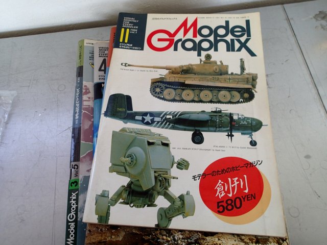 gyo5963's tweet photo. 物置にしていた保冷車の水漏れで全滅していたと思っていた本が、何故かこいつらだけ別保管にしていて無事だったのを先ほど発見。会社事務所のレイアウト変更中の出来事でした。後でのんびりチェックするかのー。#Modelgraphics #HOBBYJAPAN https://t.co/qnlRevy1ZP