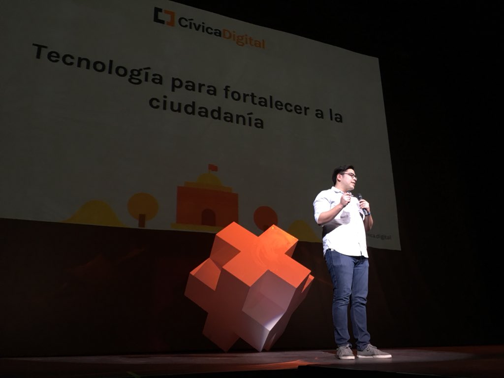 Los40Gdl's tweet photo. “Hay un gran problema de cómo nos esta llegando la información pública y hay apps que nos ayudan como ciudadanos, ir hacia dónde la gente ya está interactuando” - Juan Pablo Escobar de @CivicaDigital en #TNight #JaliscoTalentLand @talent_net https://t.co/zDrmMp0lmk