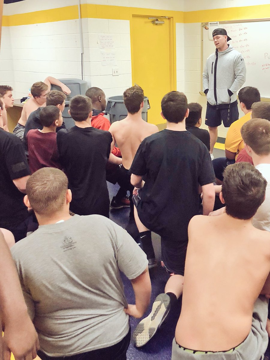 FCFlyerFootball's tweet photo. Great having @Lwoodside11 talk to our guys today. He’s the definition of what we want in the program #Tough #Gritty #Competitive https://t.co/6DeNq2OnHq