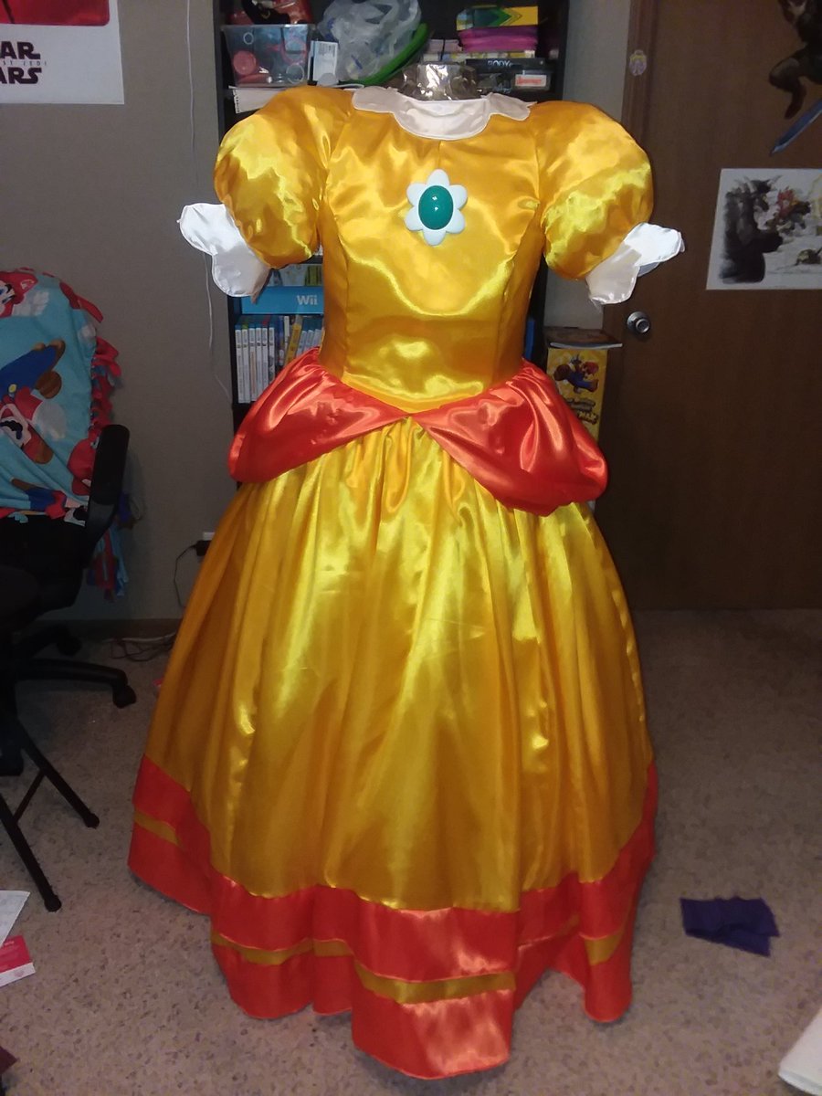 MissLink8908's tweet photo. My simplicity project is complete! Can't wait to wear it to @NakaKon 

#princessdaisy #nakakon2018 #nakakon #daisy #princessdaisycosplay #daisycosplay #cosplay #mario https://t.co/mQKZC4sMkK