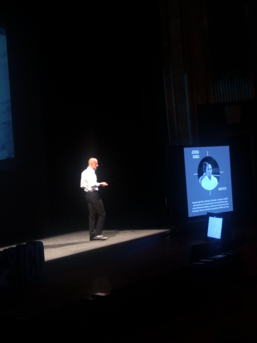 Glocal_Design's tweet photo. Joshua Ramus de @rexarchitecture, explica la ideología de la firma y comparte que la arquitectura va transformándose en el proceso creativo #WDCCDMX2018 #ForoWDC #glocalmx #glocaldesign https://t.co/YU4J5B13l7