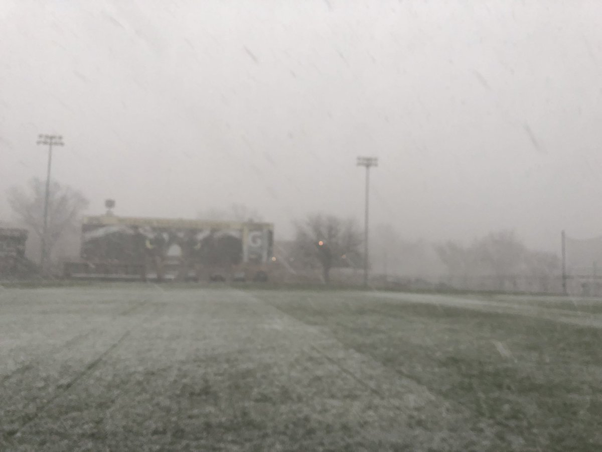 QUHawksWSoccer's tweet image. Snow didn’t scare us away today!! #snowproblem ❄️⚽️