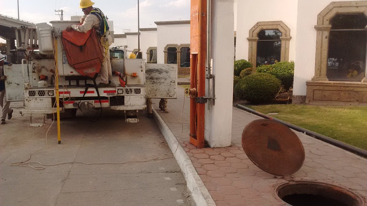 Personal de <a href="/ProtCivilSLP/">Protección Civil Municipal SLP</a> atiende reporte de corto circuito en cisterna de alimentación eléctrica en carretera San Luis-Rio Verde. Atiende <a href="/CFEmx/">CFEmx</a>. Retroexcavadora hizo contacto con cables de alimentación y provocó corto. <a href="/ManinFelix/">Félix Manín Herrera</a>