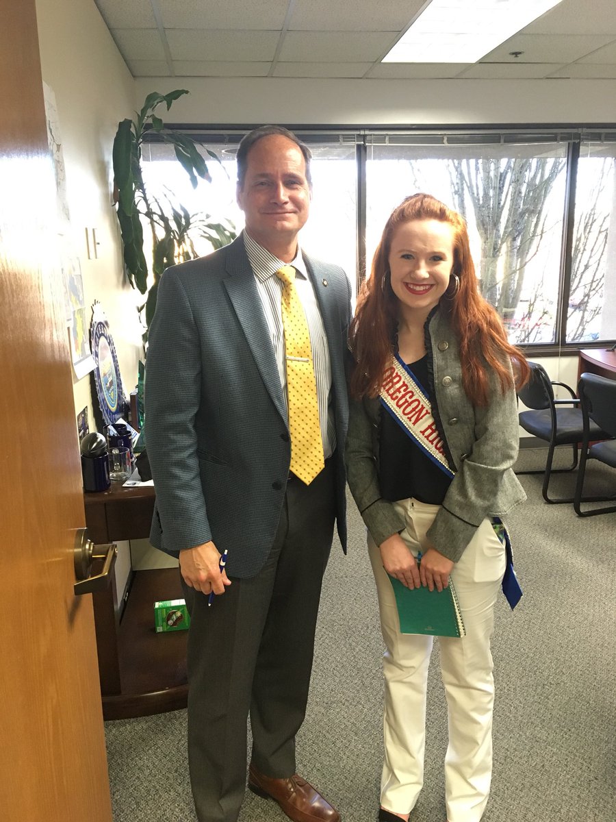 BeavertonPolice's tweet photo. Today the Beaverton Police School Resource Officer team met with Miss Oregon High School 2018, Madison Baker to talk about bullying issues and https://t.co/zDCftsMj7l https://t.co/MWTcjYw0iQ