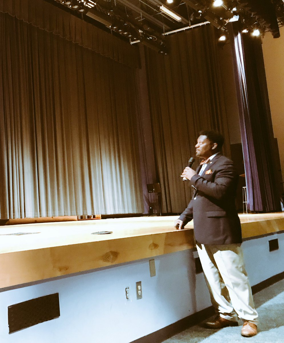 APSStrategy's tweet photo. 24 hrs of #Strategy and #CharterSystem :@PrincipalBTW chatting Washington Cluster Advisory, @got2believeinu seeking flexibility waivers, & @APSMaysRaiders AP Hunter aspiring ldrs 👍@CarstarphenMJ https://t.co/29mZCurgTl