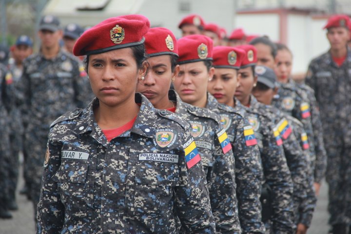 HectoRodriguez's tweet photo. Gracias al apoyo del Presidente @NicolasMaduro, hoy incorporamos 840 funcionarios a la Policía de Miranda quienes se graduaron de la UNES el pasado diciembre de 2017. Estos oficiales estarán en comisión de servicio desde la PNB. #MirandaSegura #6Mar https://t.co/V7x3srgN7B