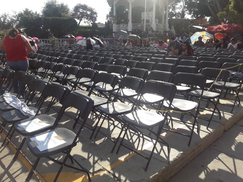 informativoax's tweet photo. Concierto gratuito de @RioRomamx #OírAmor en el #Martesdebrujas de #Xoxocotlan inicia incomodando a los asistentes. Puros lugares “RECERVADOS” y la audiencia popular tendrá que estar de pie. @GobXoxo @AlejandroL_J #RRStaff @brozoxmiswebs #Oaxaca #MEXICO #CONCIERTO #RESERVADO https://t.co/CMBM5x4Ypr