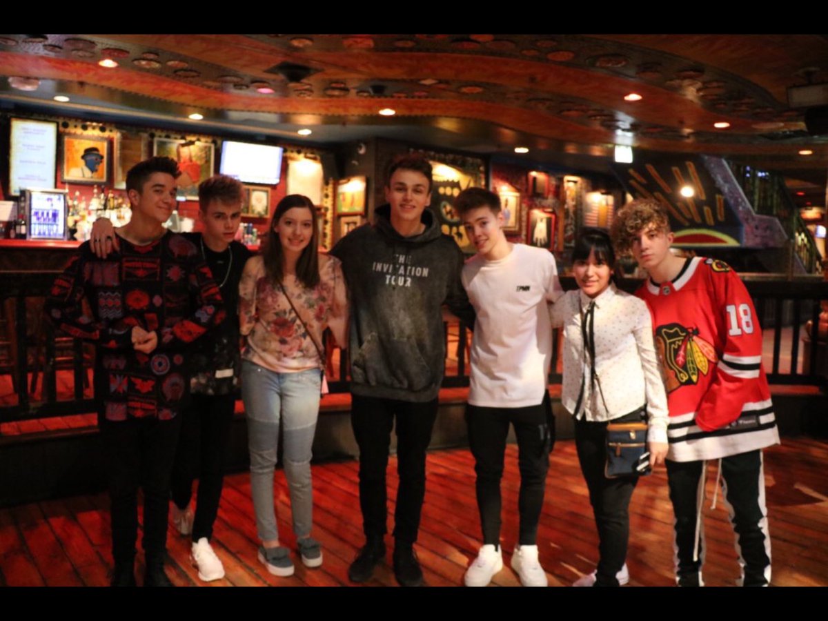wdwhasourlovegc's tweet photo. Y’all I haven’t showed you my pics from seeing the boys and meeting them during sound check. Im the one in between Zach and jack and my friend is between Jonah and corbyn. I didn’t even know I was going to be matching with Zach. #InvitationTourChicago - Jessica @imchickenherron https://t.co/sBzQEFkM9c