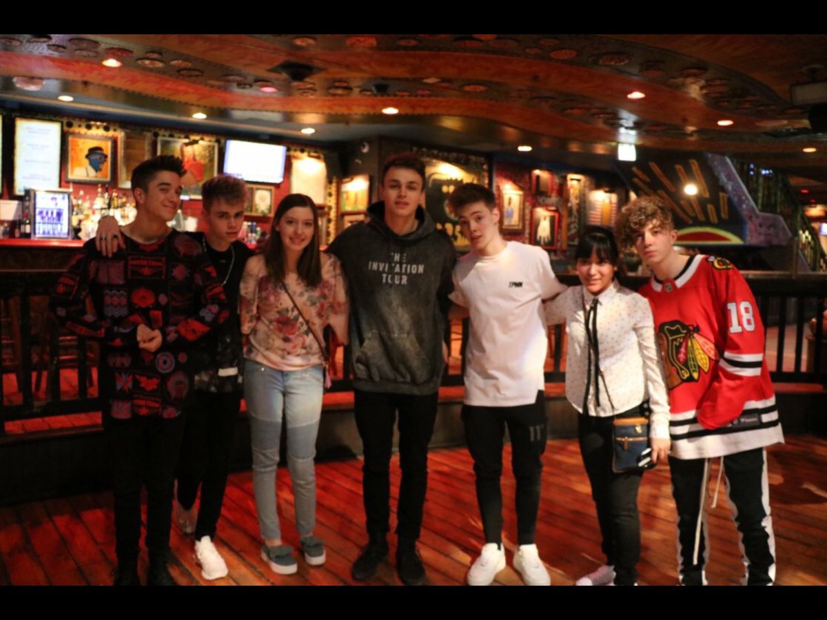 wdwhasourlovegc's tweet photo. Y’all I haven’t showed you my pics from seeing the boys and meeting them during sound check. Im the one in between Zach and jack and my friend is between Jonah and corbyn. I didn’t even know I was going to be matching with Zach. #InvitationTourChicago - Jessica @imchickenherron https://t.co/sBzQEFkM9c