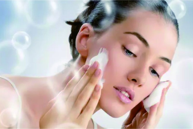 девушка наносит маску на волосы. кожа без морщин. привычка ковырять кожу. уход второй. ухоженные волосы.