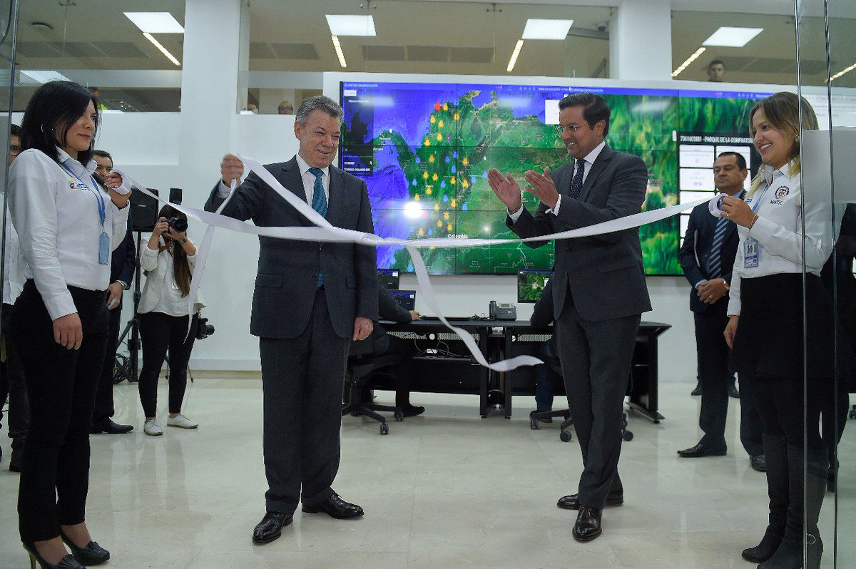 JuanManSantos's tweet photo. Nos propusimos conectar el país y lo estamos logrando. Ya tenemos 1.077 zonas #WifiGratis y la meta es llegar a 2.000 antes de finalizar gobierno. Hoy inauguramos el #CentroDeWiFiGratis para monitorear su buen funcionamiento https://t.co/jWFiXl8WPV