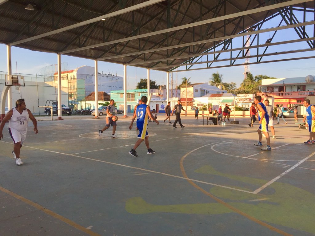 Luis_Villamayor's tweet photo. Acá en mi #Jonuta estoy terminando de jugar con mi equipo #Toloques Warrior en este inicio de torneo de #basquetbol ganando el primer partido, también fomentamos el deporte y hacemos deporte. #NegroVillamayor👍 #SINPAUSA👉 #VamosAdelante👍 https://t.co/YJfrI4HdL9