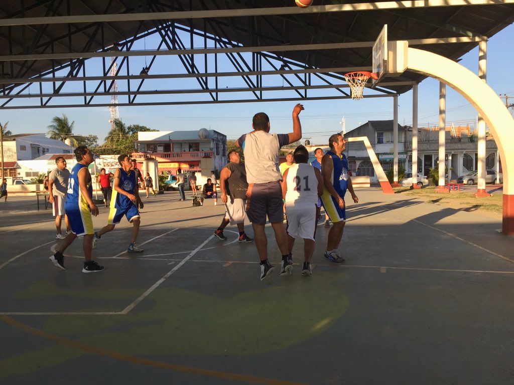 Luis_Villamayor's tweet photo. Acá en mi #Jonuta estoy terminando de jugar con mi equipo #Toloques Warrior en este inicio de torneo de #basquetbol ganando el primer partido, también fomentamos el deporte y hacemos deporte. #NegroVillamayor👍 #SINPAUSA👉 #VamosAdelante👍 https://t.co/YJfrI4HdL9