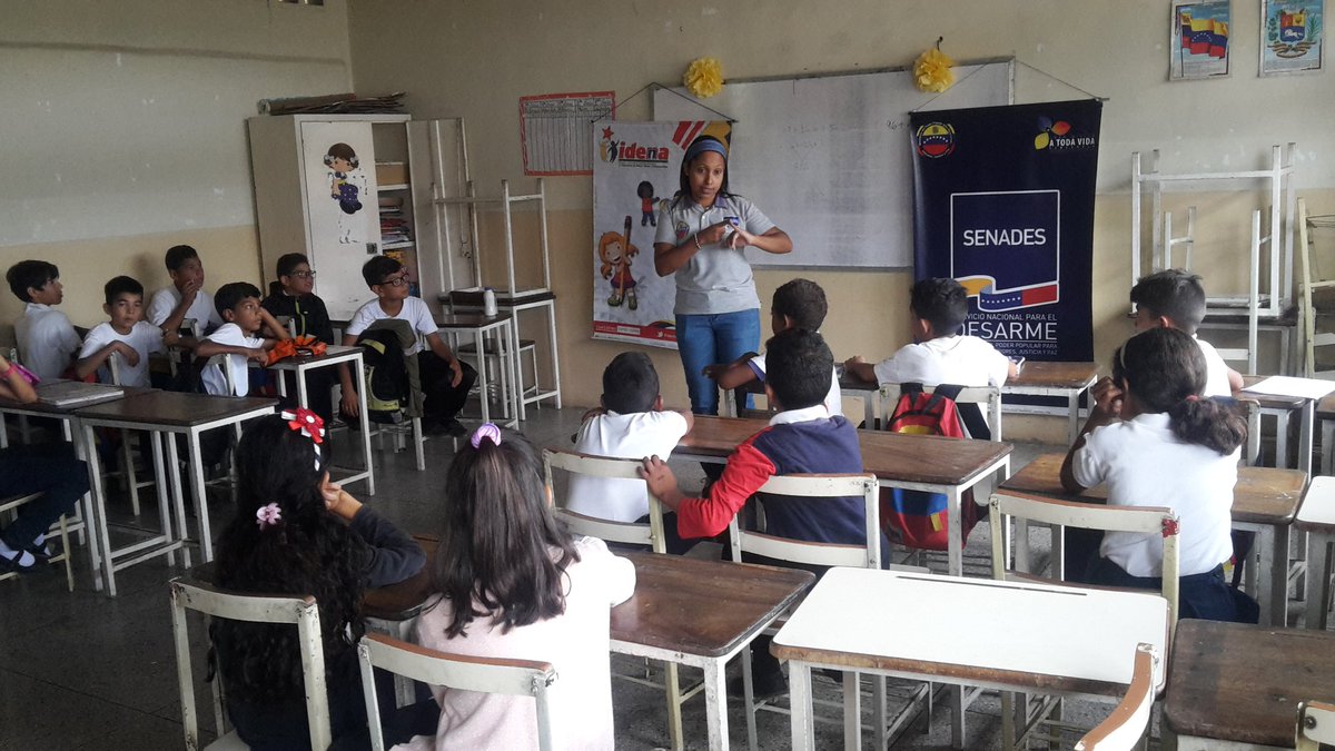 radiopueblo_hoy's tweet photo. #06Mar || En la U.E Inocente Vásquez, se desarrolla el programa #UnArmaNiDeJuego junto a @LARAIDENNA quien fomenta los deberes y derechos en los niños y niñas https://t.co/92G24uBWNR