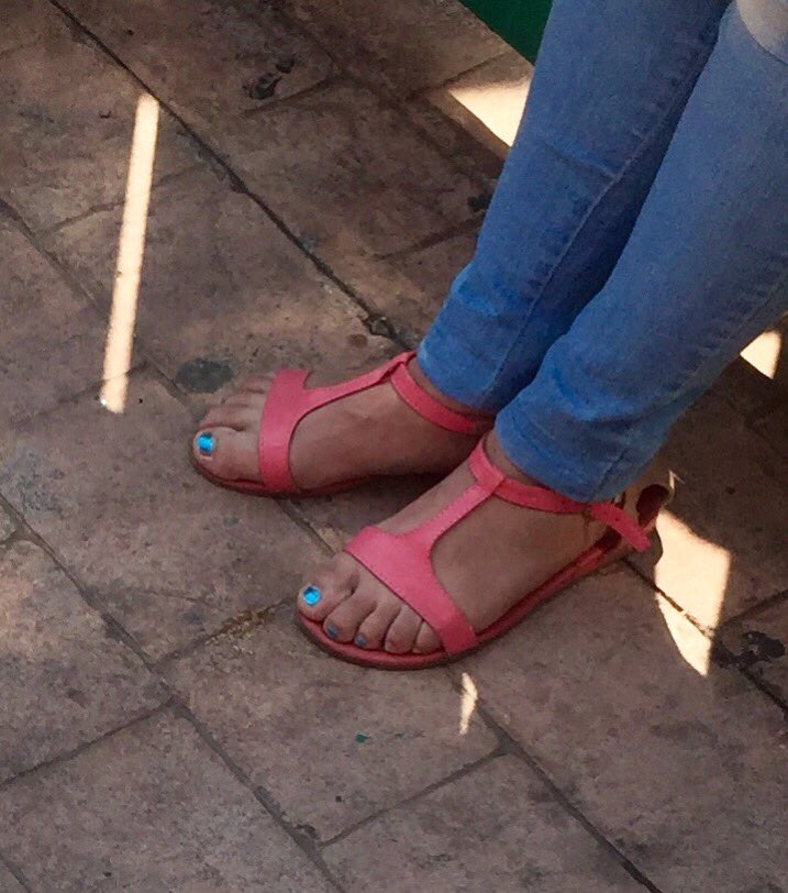 sakulink's tweet photo. Mas #pies que encontre por la calle #feet #foot https://t.co/ydFPFtG48v