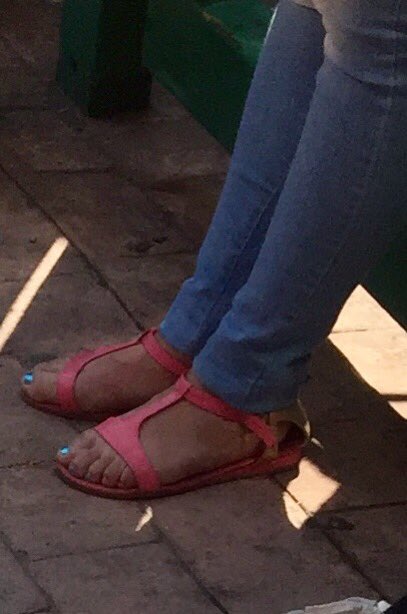 sakulink's tweet photo. Mas #pies que encontre por la calle #feet #foot https://t.co/ydFPFtG48v