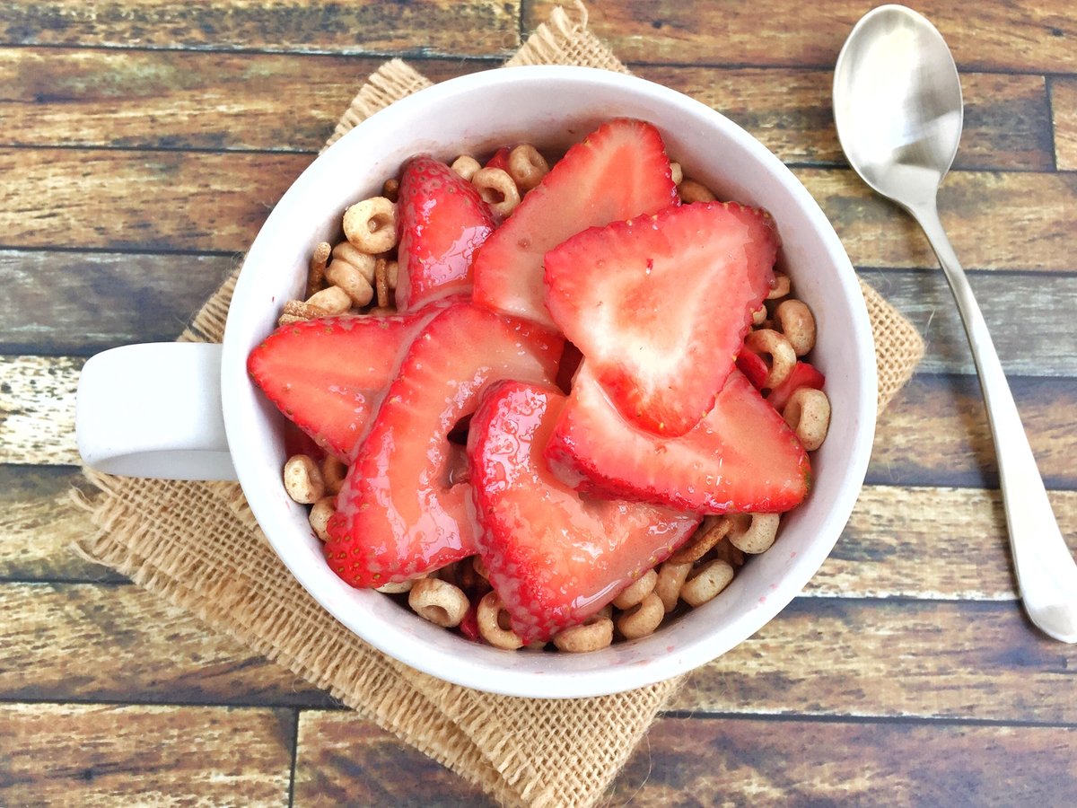 LaurenPincusRD's tweet photo. Happy #NationalCerealDay! I'm sharing 22 sweet and savory recipes in a Healthy Cereal Recipe Roundup #ontheblog. What's your favorite cereal? https://t.co/kOFNhsJJBO via @LaurenPincusRD https://t.co/qZdISG16vg