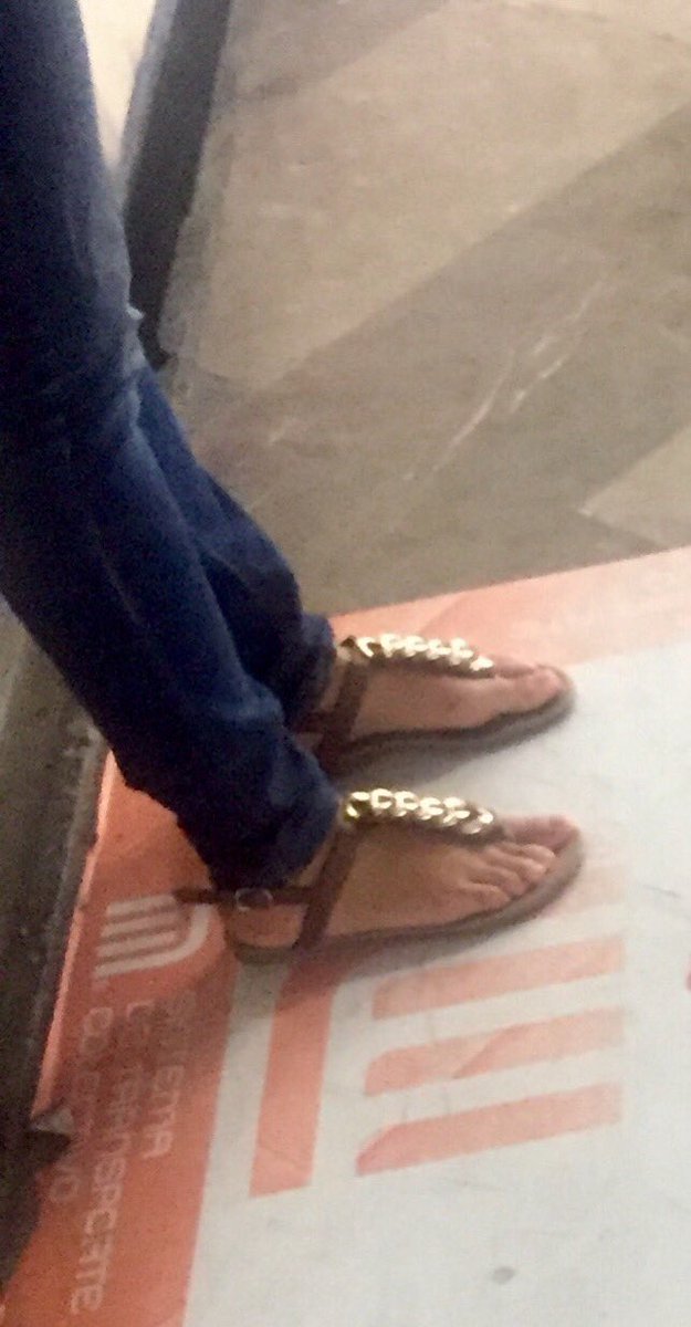 sakulink's tweet photo. #pies lindos en la calle #feet #foot #fetiche https://t.co/sPZ8coylmn