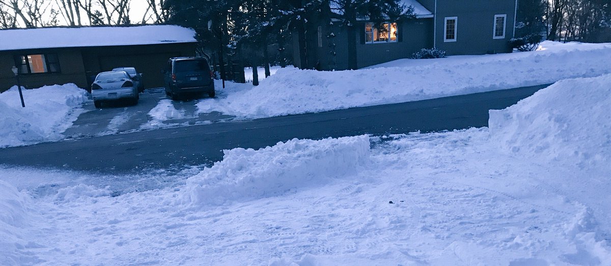 jberglund20's tweet image. #Functional #StrengthTraining: when there is a 3ft drift at the end of the driveway and your snow blower quits. #MNproblems #somethingaboutlemons&amp;amp;lemonade #liftwithyourlegs #heartattacksnow #givemesummer ☀️🙏😎🙄👍💪