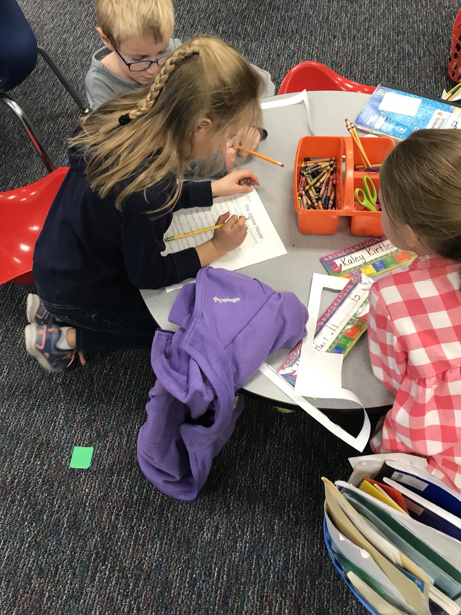 MaryAnneBShaw's tweet photo. @ScottsRidgeES first graders collaborate to find all the pattern words in our @letterlandmedia decodable story. How many did they find? #14won #Freddoesntmatch #found2more https://t.co/mCCsNNQC9u