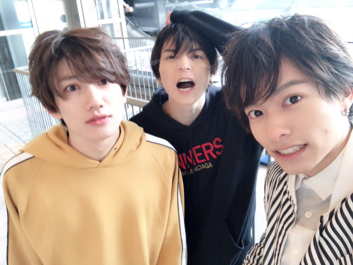 تويتر 赤澤遼太郎 على تويتر おはようございます 昨日の取材終わりの後 三人でジェットコースターに乗りました ひっさびさに遊んだ気がします めっちゃ楽しかったですが 想像以上に怖くてビビりました 今日の2公演もよろしくお願い致します T Co