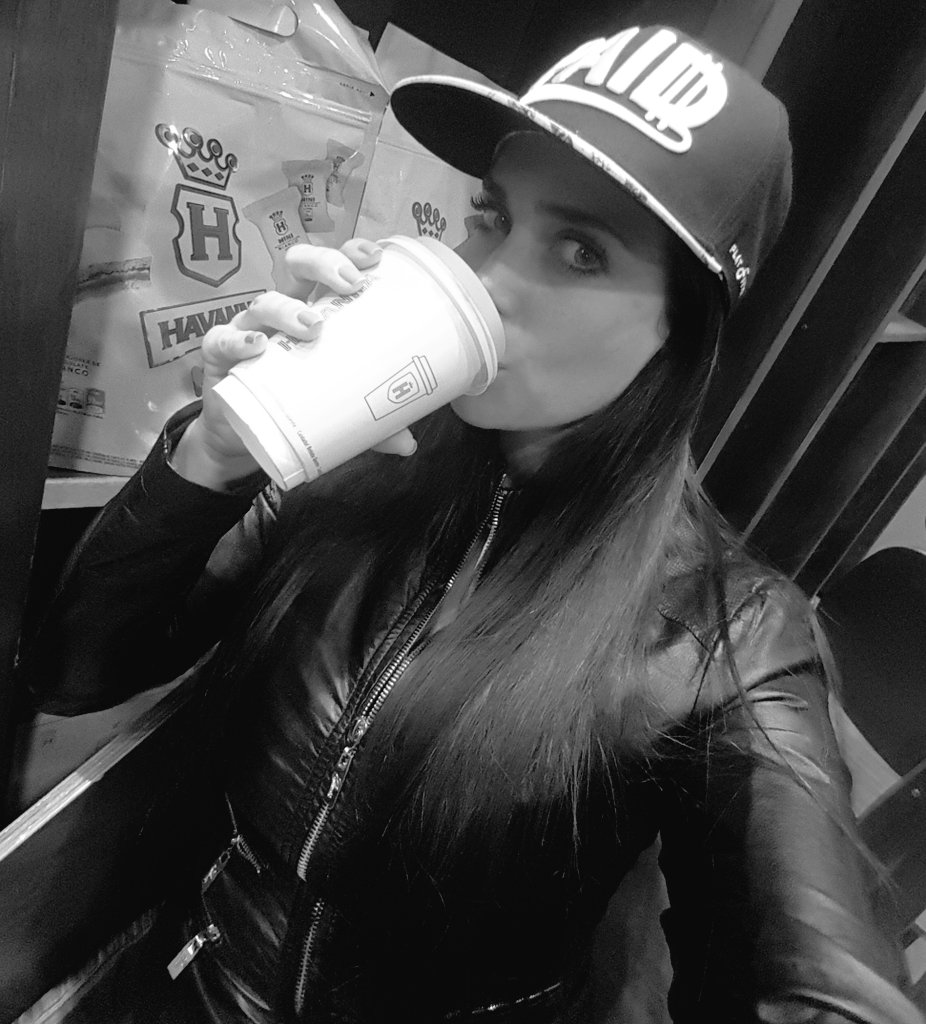 SabriRavelli's tweet photo. No puede Faltar mi Cafecitooo... Regresando a Cba!!!! ✈️ Seguimos la Gira de Teatro con #Acaloradas https://t.co/g7LKRbS1mA
