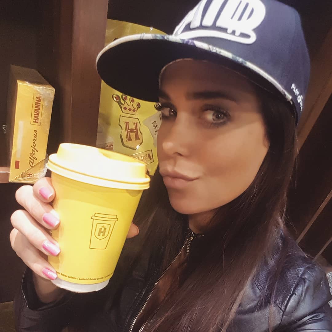 SabriRavelli's tweet photo. No puede Faltar mi Cafecitooo... Regresando a Cba!!!! ✈️ Seguimos la Gira de Teatro con #Acaloradas https://t.co/g7LKRbS1mA