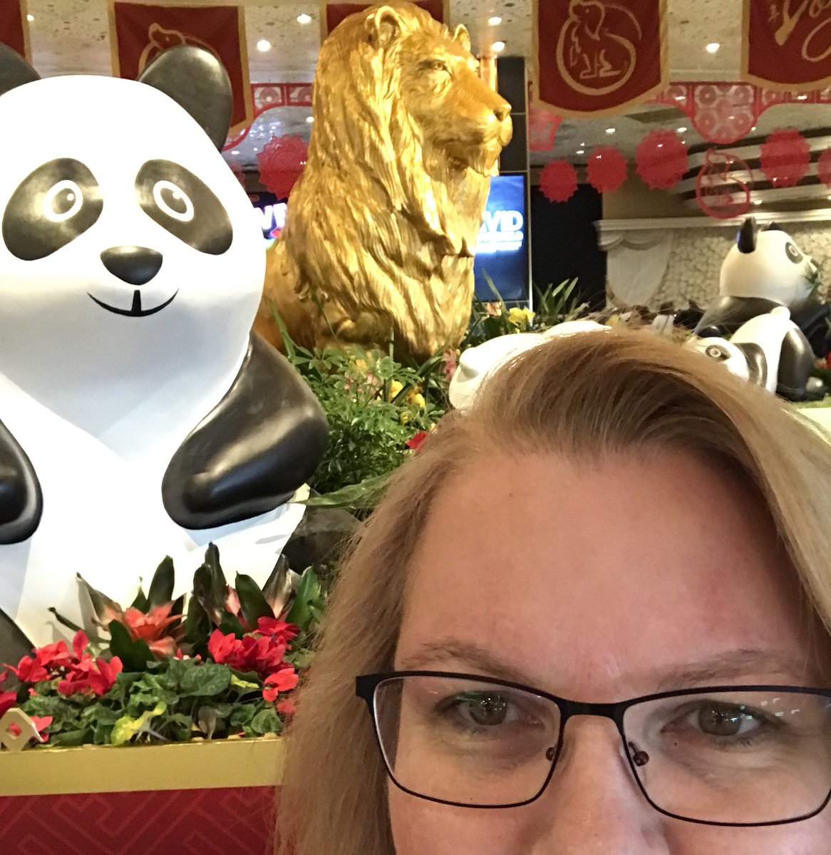 JustRetah's tweet image. Spent a little time with these 2 this weekend! #ilovepandas #mgmgrand #LasVegas