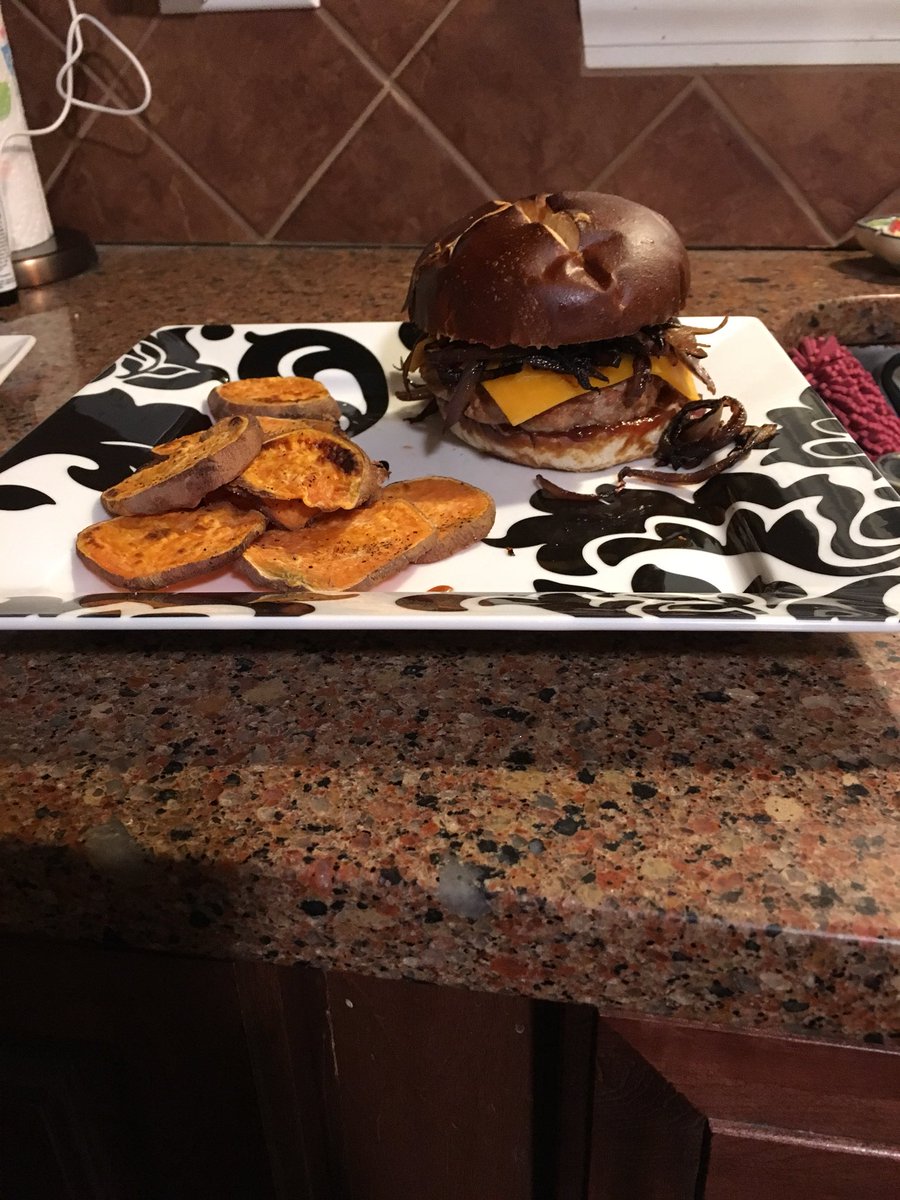 scdecat's tweet photo. Just cooked and ate my first @realhomechef meal #turkeyburger and it was yummy! Super easy too! #homechef Can’t wait to try tomorrow’s meal #ranchchicken https://t.co/6LKoPV98t0