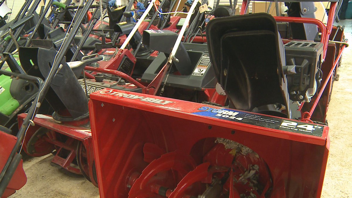 kare11's tweet photo. How to buy and maintain a used snowblower. @GordonSeverson reports https://t.co/FAE1NtdU9z https://t.co/69AMXl0kOW