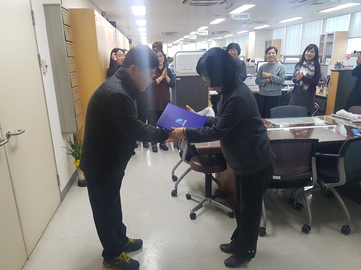 seo1405's tweet photo. #성남시 #중원구보건소 우리보건소를 위해 열심히 애써주시는 두 주무관님께 표창 수여가 있었습니다. 앞으로도 안전하고 건강한 중원구를 위해 열심히 노력하겠습니다!^^ https://t.co/8tbsNz9RTX