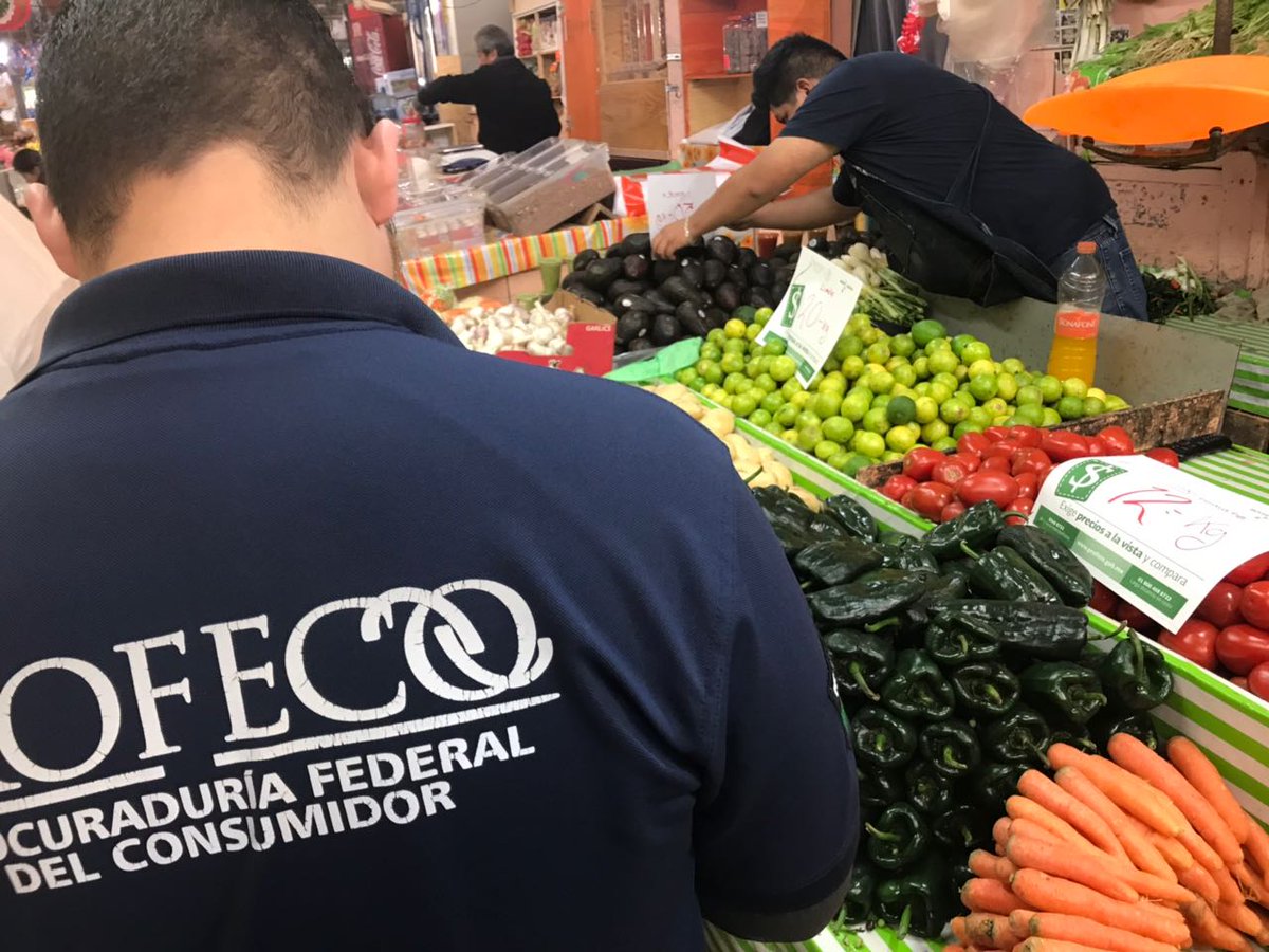 Profeco's tweet photo. #ProfecoCDMX En seguimiento a nuestro programa de Verificación y Vigilancia, en la Delegación Centro se realizó monitoreo de precios y colocamos preciadores a diferentes productos de la #CanastaBásica. #ProfecoEstáContigo #CuentaConProfeco https://t.co/kwaHvBsOzG