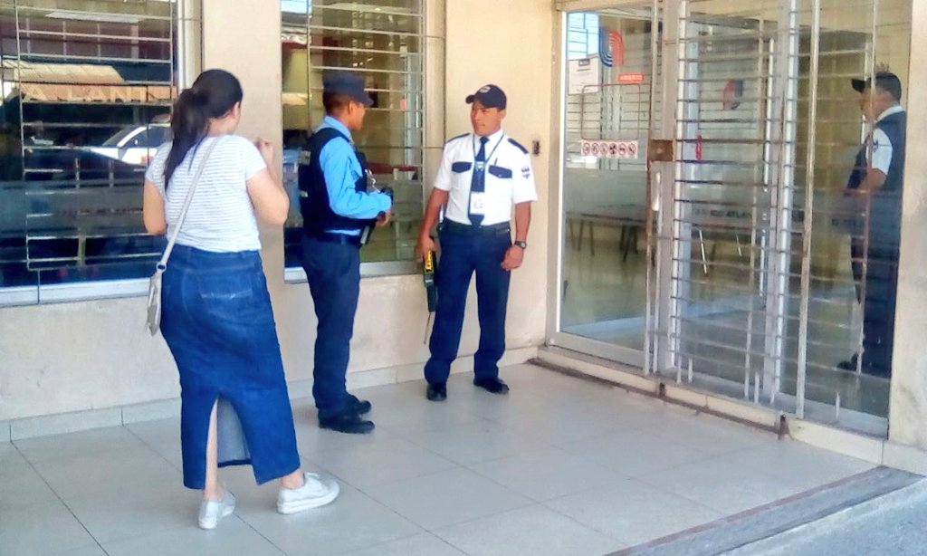 PoliciaHonduras's tweet photo. Agentes de la #UDEP5 brindan capacitación sobre #MedidasDeSeguridad a guardias de seguridad del #BancoAtlántida en el barrio El #Centro2 de #PuertoCortés #Cortés #PNH #EficienteYConfiable #Honduras 🇭🇳 https://t.co/Wg9wmnfxG6