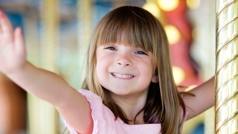 5-Year-Old Feels Like She Just Wasted Whole Carousel Ride Waving To Dad trib.al/C9DXtQT