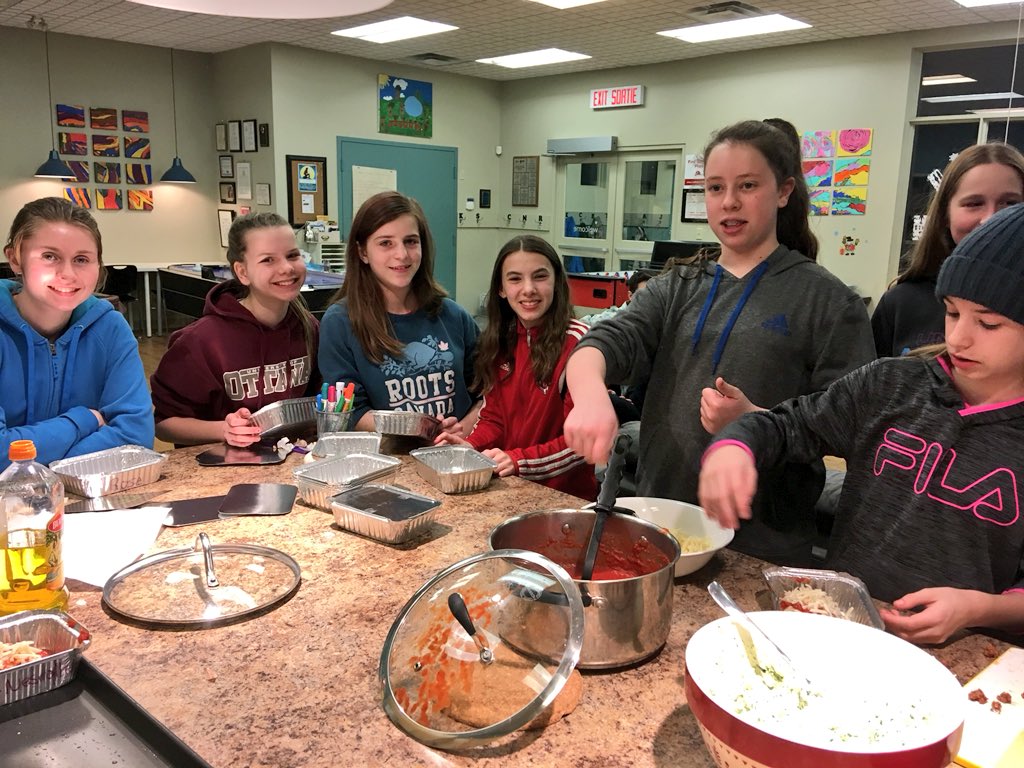 mrs_nesrallah's tweet photo. Yummy night teaching youth how to cook @oyacentre ! Tonight we made lasagna roll ups, homemade Caesar salad and garlic knots! #osgoodeward #teenscancook https://t.co/HRwNdG9EiZ
