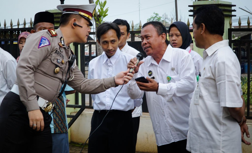 bangyoss007's tweet photo. Kasat Lantas Polres Batang AKP M. Adiel Aristo menyosialisasikan Aplikasi Si Restu (Sistem Reaksi Cepat Terpadu). Aplikasi yang dibangun oleh Sat Lantas Polres Batang untuk memudahkan masyarakat dalam mengakses seluruh layanan darurat di Kabupaten Batang. https://t.co/RnVnWtAa16