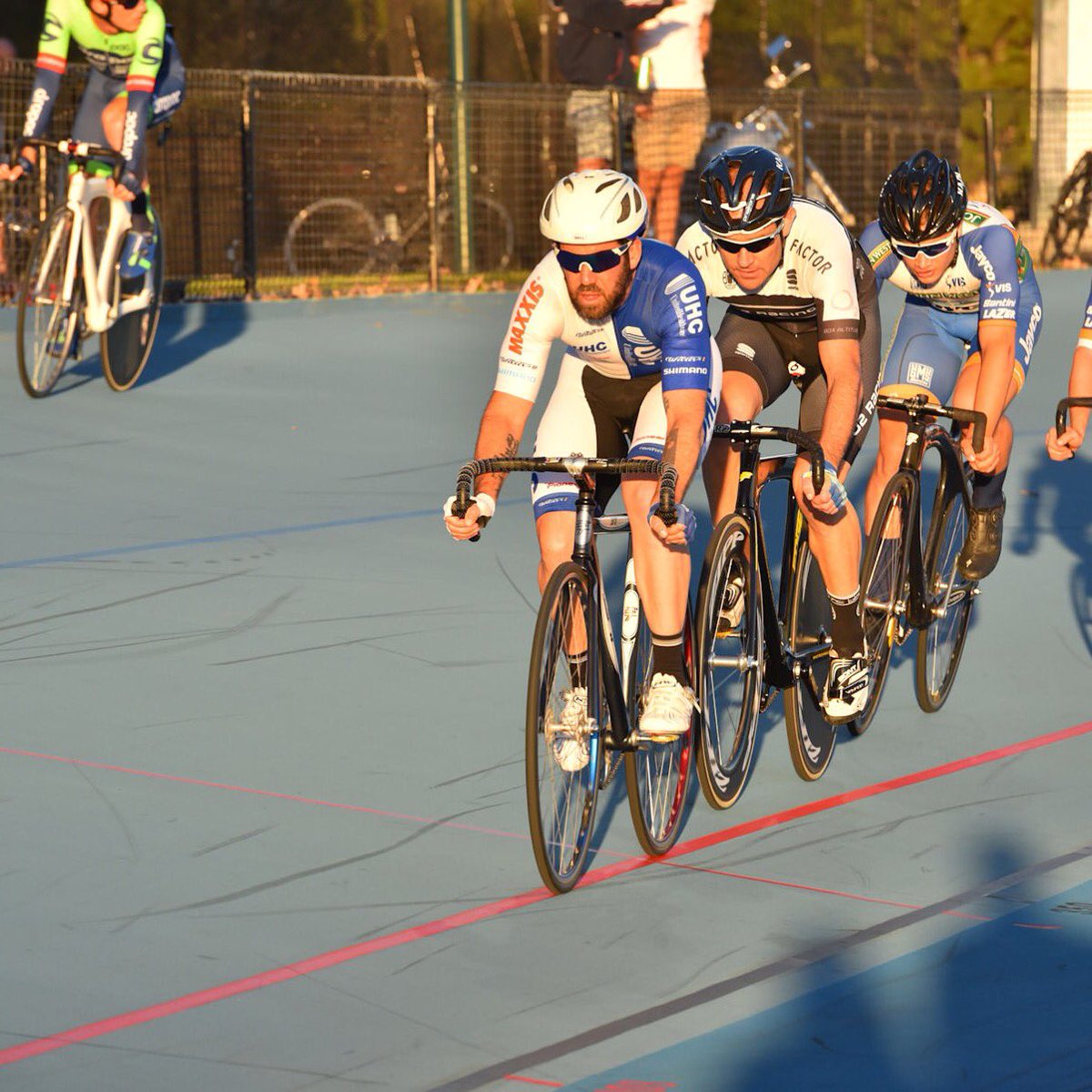 Back on my old stomping ground last night at Carnegie Velodrome for the Doug Garley Memorial 50km Points Race.
.
Race Summary:
- It hurt like Hell.
- Had a ball and want to do more.
- Doug would have loved it! 😁.
.
📸 Michael Eaddy.