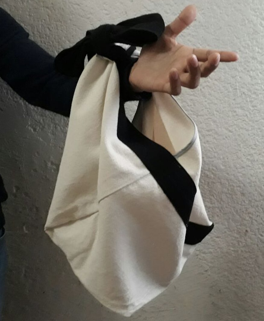 LiibiLu's tweet photo. Bolsa de la línea OrigamiTextil, uso múltiple, transformable: anudas, y tienes una bolsa más chic. Al bajar de la bici, cambias de look, más urbano. https://t.co/4hsB5imvSZ