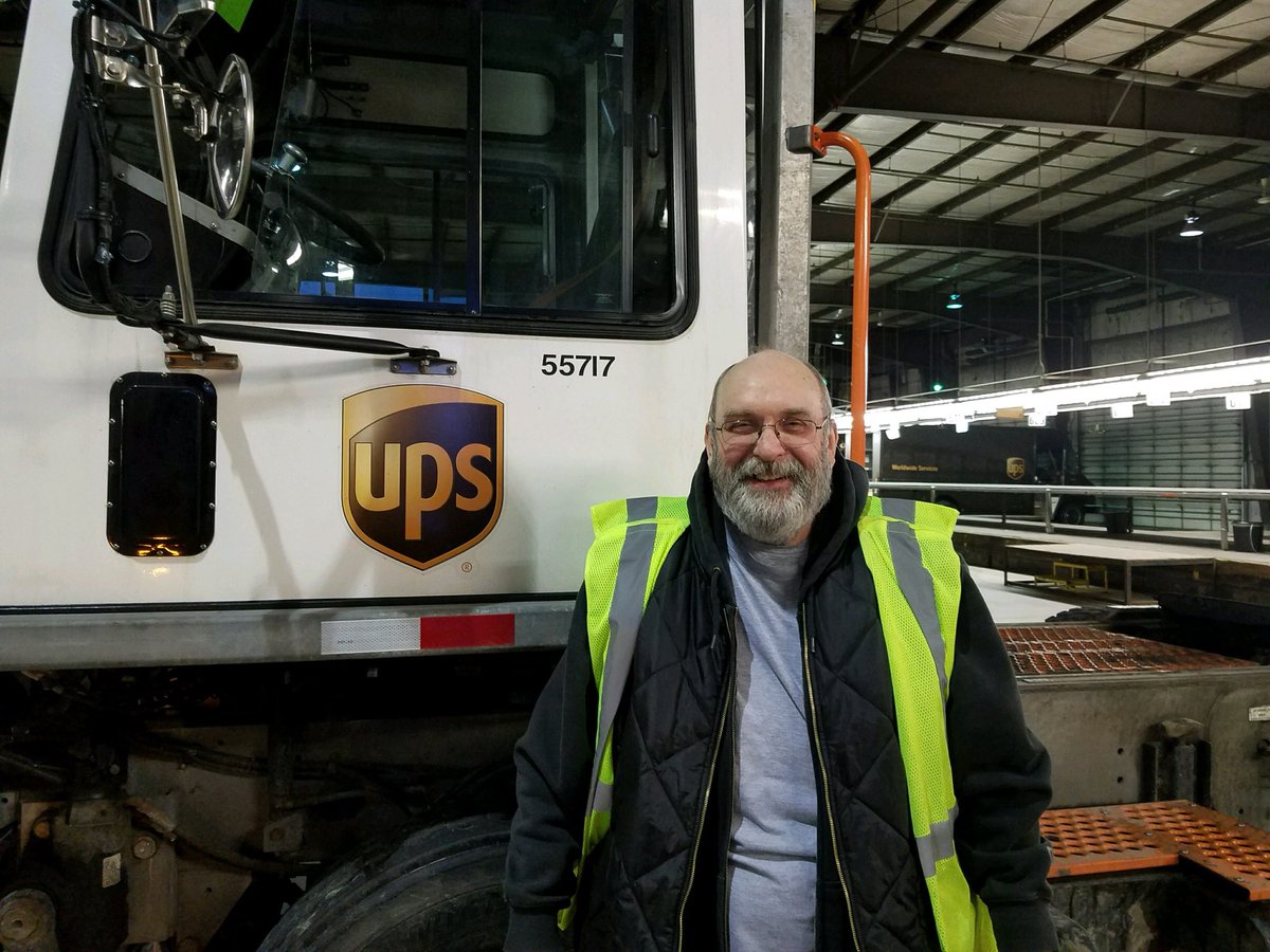 Oshkosh_Feeders's tweet photo. Congratulations Bob Bergelin on 40 years of service. Holding Oshkosh together for 40 years! https://t.co/6wxqkdv4pz