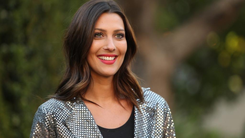 etnow's tweet photo. Becca Kufrin is announced as the next Bachelorette on #AfterTheFinalRose! https://t.co/PpJFuO1arA https://t.co/MikQuGcubP
