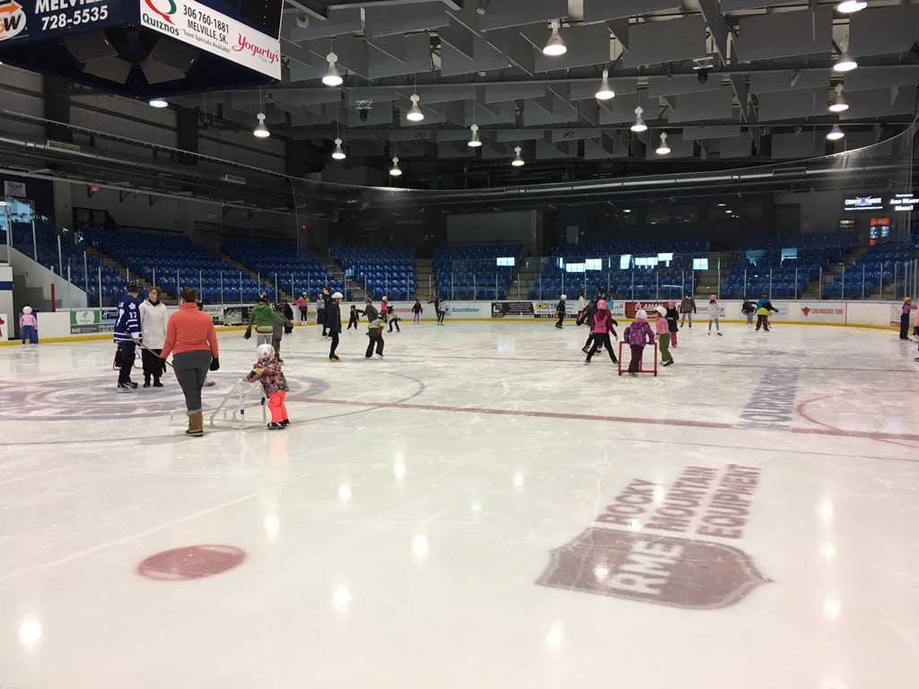 Shaelynn_Senyk's tweet photo. Fun morning of skating! I even laced up the old skates. #schoolskating #fun https://t.co/cVTDconI5T