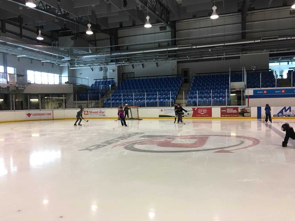 Shaelynn_Senyk's tweet photo. Fun morning of skating! I even laced up the old skates. #schoolskating #fun https://t.co/cVTDconI5T