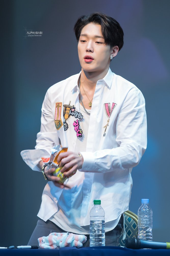 ALPHABABI's tweet photo. (HQ) 180218 노량진 팬싸 😜
#바비 #김지원 #아이콘 https://t.co/ulpis9feWI