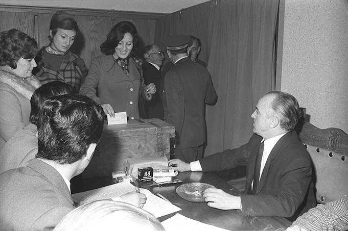 L'any 1971 les dones van poder votar per primera vegada a Andorra #DiaInternacionalDeLaDona 

Autor: Fèlix Peig Ballart
Data: 14 de desembre del 1971
Fons: FP
Referència: Àlbum 13 full 217